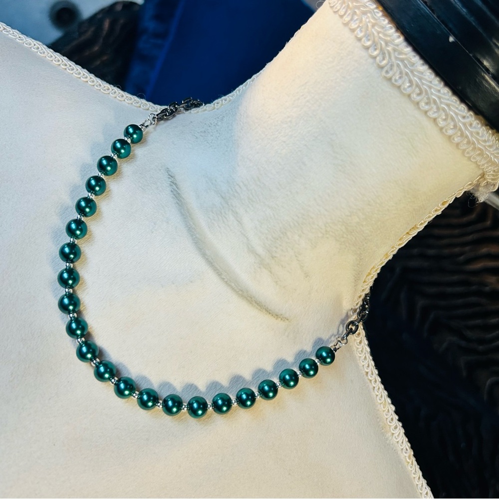 Handcrafted chrome chain peacock blue pearl necklace